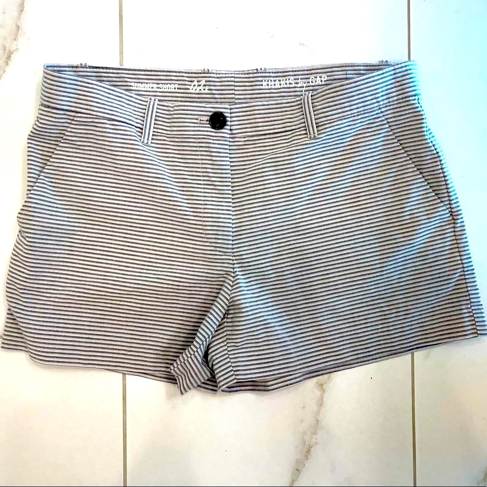 GAP Gray, taupe, white sear-sucker striped summer short, size 2, so flattering!